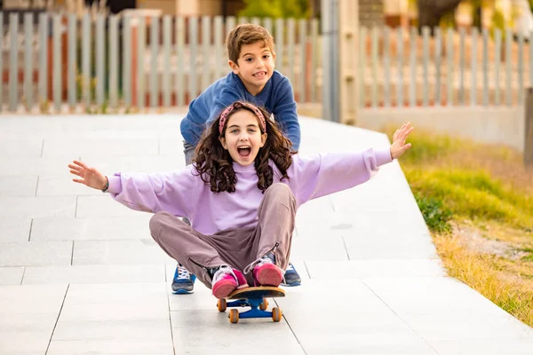 Dois Amigos Brincando Com Skate — Fotografia de Stock
