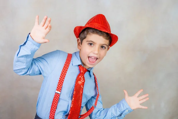 Zabawny Chłopiec Kapeluszu Szelkach Krawacie Karnawale — Zdjęcie stockowe