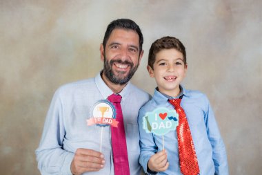 Baba oğul Babalar Günü 'nü kutluyor.