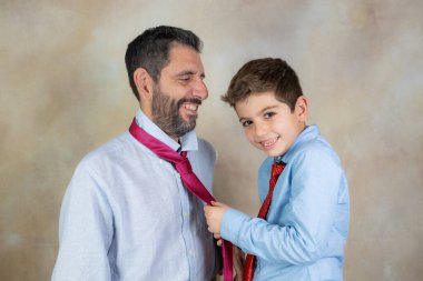 Babalar Günü 'nde kravatlı baba ve oğul.