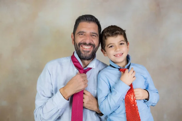 Ojciec Syn Krawatami Dzień Ojca — Zdjęcie stockowe
