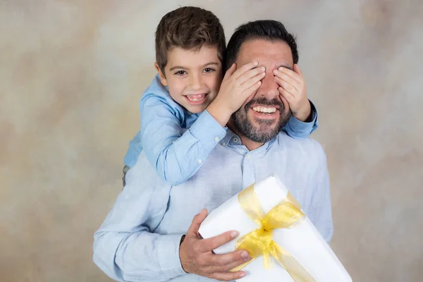 Chico Divertido Dando Regalo Padre Imagen De Stock