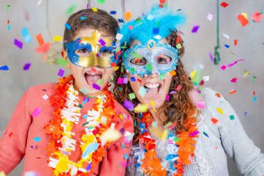 Karnavalda maskeli anne ve oğlu.