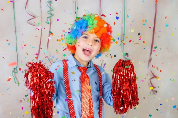 Vtipné Dítě Kravatou Parukou Karnevalu — Stock fotografie