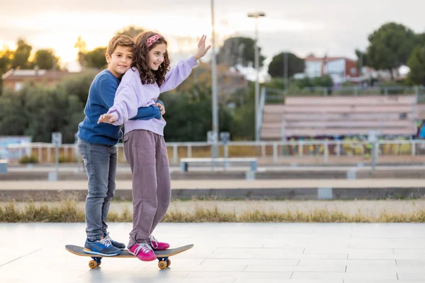 Dois Miúdos Cavalgar Juntos Num Skate — Fotografia de Stock