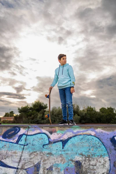 Adolescente Bonito Parque Skate Contra Céu Nublado — Fotografia de Stock