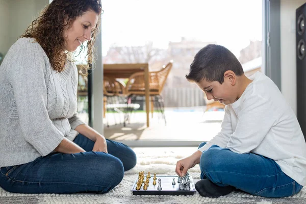 Мать Сын Играют Шахматы Дома — стоковое фото