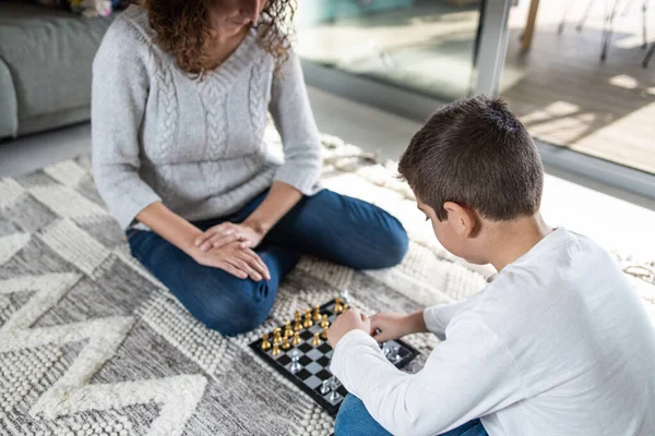 Madre Hijo Jugando Ajedrez Casa — Foto de Stock