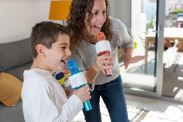 Mutter Und Sohn Singen Hause Mit Mikrofonen — Stockfoto
