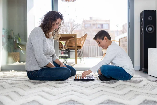 Мать Сын Играют Шахматы Дома — стоковое фото