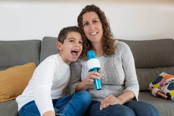 Madre Hijo Cantando Con Micrófonos Casa — Foto de Stock