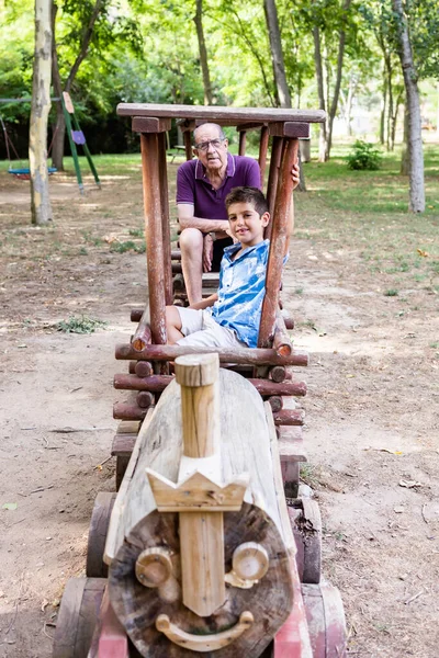 Avô Seu Neto Trem Playground — Fotografia de Stock