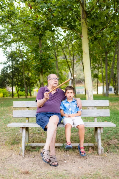 Großvater Und Enkel Sitzen Auf Einer Bank Park — Stockfoto