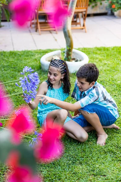 Twee Kinderen Zoek Bloemen Een Tuin — Stockfoto