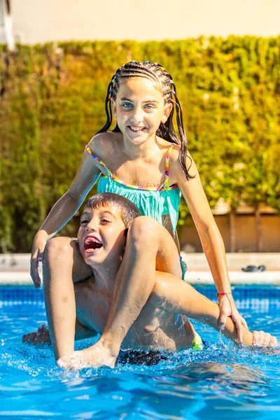 Dos Niños Jugando Una Piscina Día Soleado Vacaciones —  Fotos de Stock