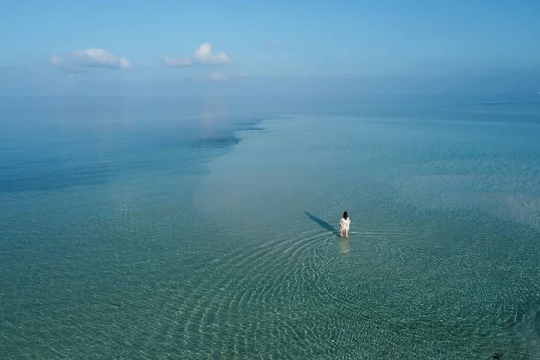 Mulher Caminhando Pelo Oceano Uma Ilha Nas Maldivas — Fotografia de Stock