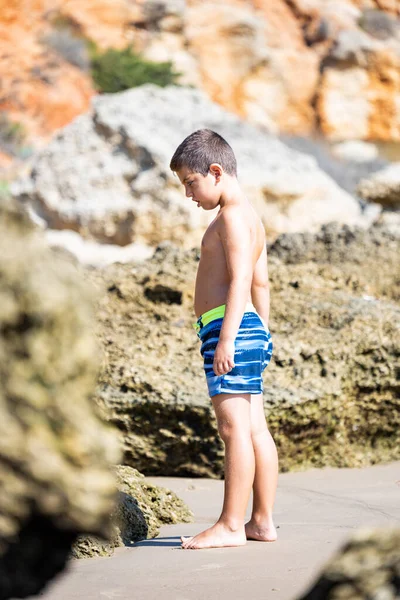 Klein Kind Een Rotsachtig Strand Spanje — Stockfoto