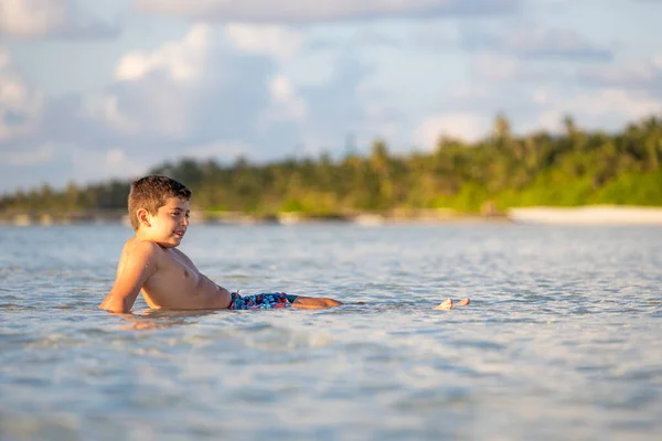Ontspannen Jongen Liggend Water Van Indische Oceaan — Stockfoto