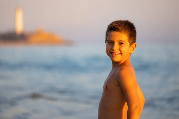 Portrét Roztomilého Chlapce Sinsetu Pláži — Stock fotografie