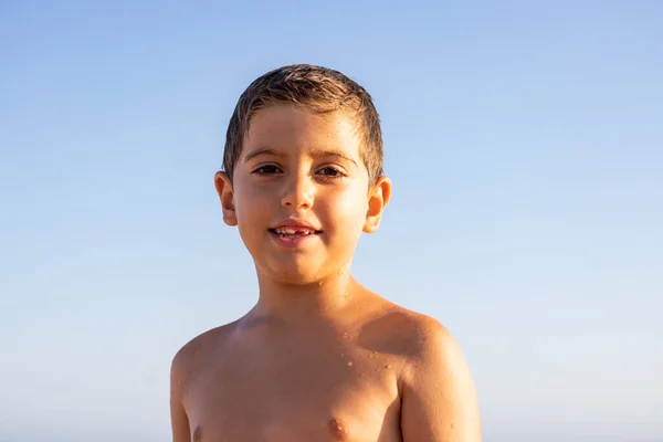 Retrato Niño Mojado Una Playa Con Fondo Azul Del Cielo — Foto de Stock