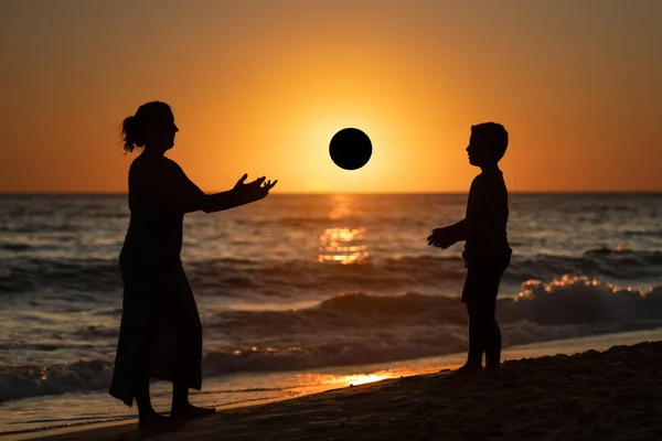 Madre Hijo Jugando Con Una Pelota Playa Atardecer — Foto de Stock
