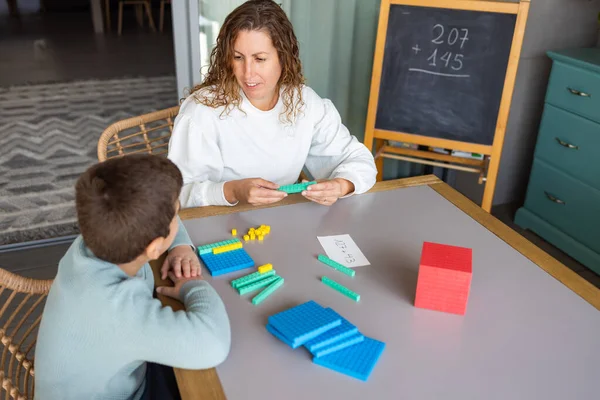 Matka Učí Svého Syna Matematiku Základnou Metody Doma — Stock fotografie