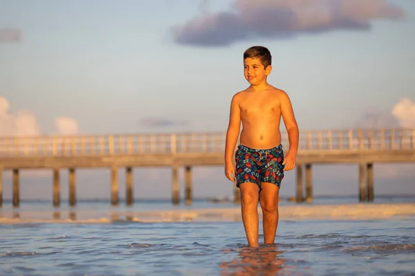 Schattig Kind Wandelen Het Strand Bij Zonsondergang — Stockfoto