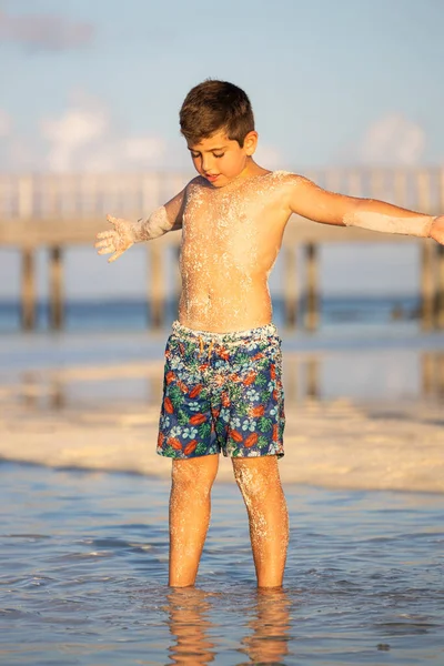 Klein Kind Bedekt Met Zand Het Strand — Stockfoto