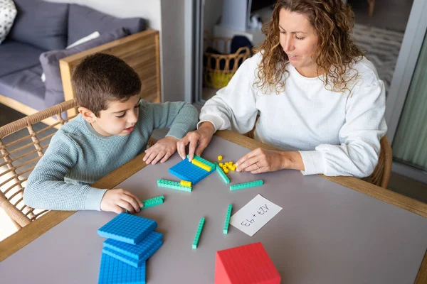 Madre Enseñando Matemáticas Hijo Con Método Base Casa — Foto de Stock