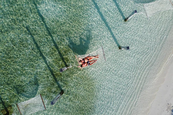 Mãe Filho Relaxando Uma Rede Sobre Água Vista Aérea — Fotografia de Stock