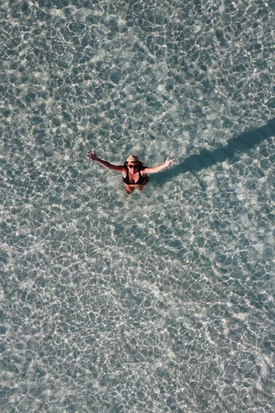 水からの魅力的な女性の挨拶 空中風景 — ストック写真