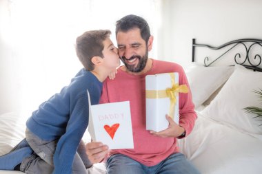 Babam Babalar Günü 'nde kart okuyor.