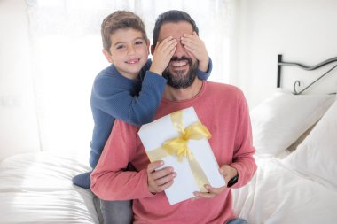 Oğul babasına gözlerini kapar ve bir hediye verir.