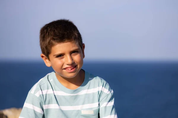 Ritratto Bambino Con Sfondo Oceanico — Foto Stock