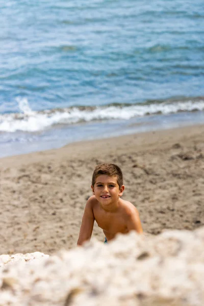 Petit Enfant Escaladant Une Dune Sur Une Plage — Photo