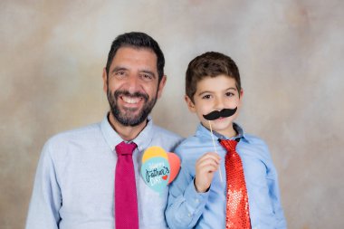 Baba oğul Babalar Günü 'nü kutluyor.