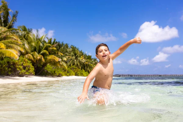 Engraçado Menino Correndo Pela Água Uma Praia Tropical — Fotografia de Stock