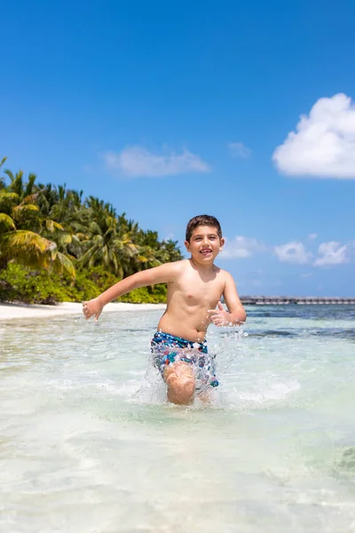 Engraçado Menino Correndo Pela Água Uma Praia Tropical — Fotografia de Stock