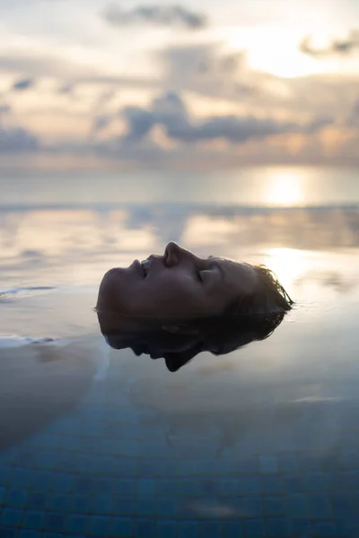 Vrouw Een Overloopzwembad Bij Oceaan — Stockfoto