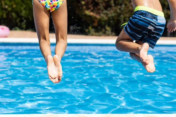 Duas Crianças Saltar Para Uma Piscina Detalhe Perna — Fotografia de Stock