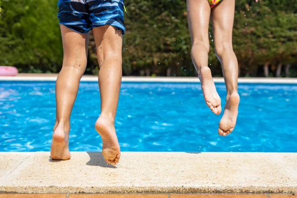 Deux Petits Enfants Sautant Dans Une Piscine Détail Des Jambes — Photo