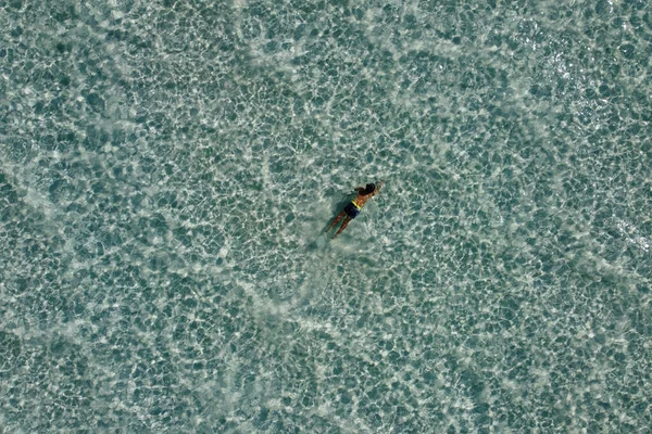 Miúdo Mergulhar Num Oceano Azul Turquesa Vista Aérea — Fotografia de Stock