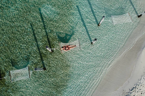 Mulher Atraente Relaxando Uma Rede Sobre Água Vista Aérea — Fotografia de Stock