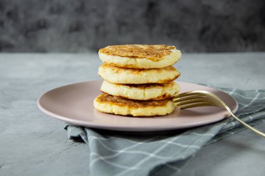 Kızarmış peynirli krep. Tüm aile için sağlıklı, lezzetli çocuklar için yemek. Yemek servisi, yakın çekim.