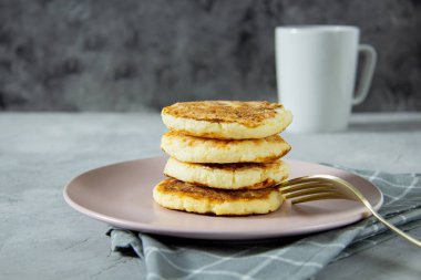 Kızarmış peynirli krep. Tüm aile için sağlıklı, lezzetli çocuklar için yemek. Yemek servisi, yakın çekim.