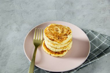 Kızarmış peynirli krep. Tüm aile için sağlıklı, lezzetli çocuklar için yemek. Yemek servisi, yakın çekim.