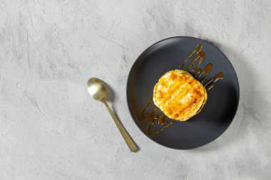 Kaynamış karamel ile kızartılmış krep. Lezzetli sağlıklı yiyecekler. Düz görünüm, boşluğu kopyala, açık arkaplan üzerine