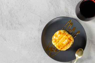 Kızarmış krep kaynatılmış taze karamel ile doldurulur. Lezzetli sağlıklı yiyecekler. Düz görünüm, boşluğu kopyala, açık arkaplan üzerine