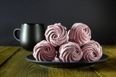 Ahşap bir arka planda ev yapımı lokum. Sağlıklı yiyecekler. Lezzetli kahvaltı, düşük kalorili..