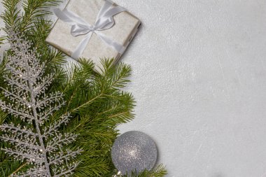 Noel süslemeleri olan beyaz şenlikli bir arka plan. Düz yerde, üst tarafta. Metin için alanı kopyala.